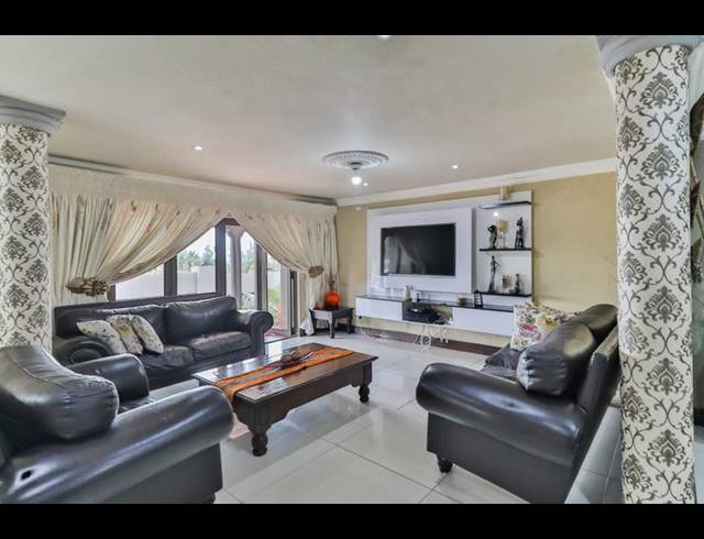 3 BEDROOM PROPERTY TO RENT IN LADY SELBORNE